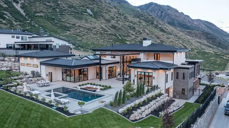 The Alpine Horizon by Raykon Construction