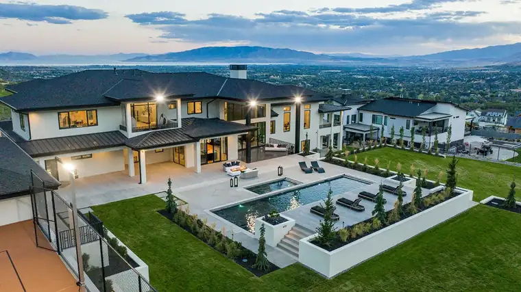 The Baccarat by Raykon Construction