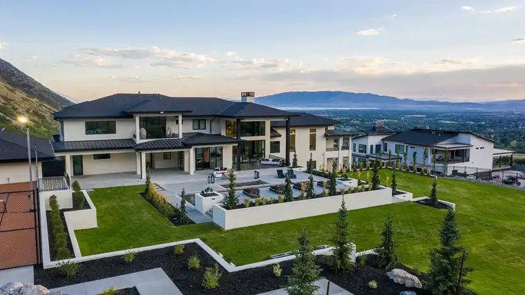 The Baccarat by Raykon Construction