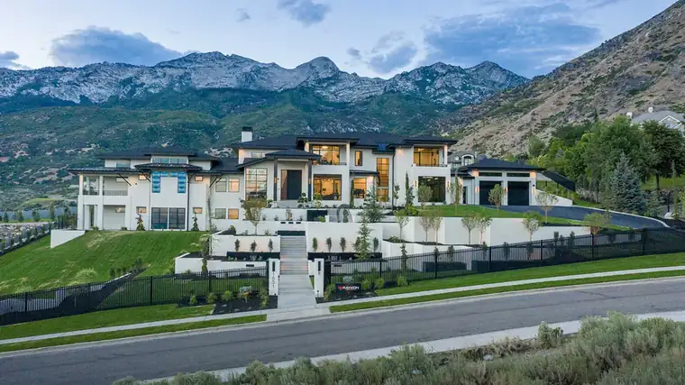The Baccarat by Raykon Construction