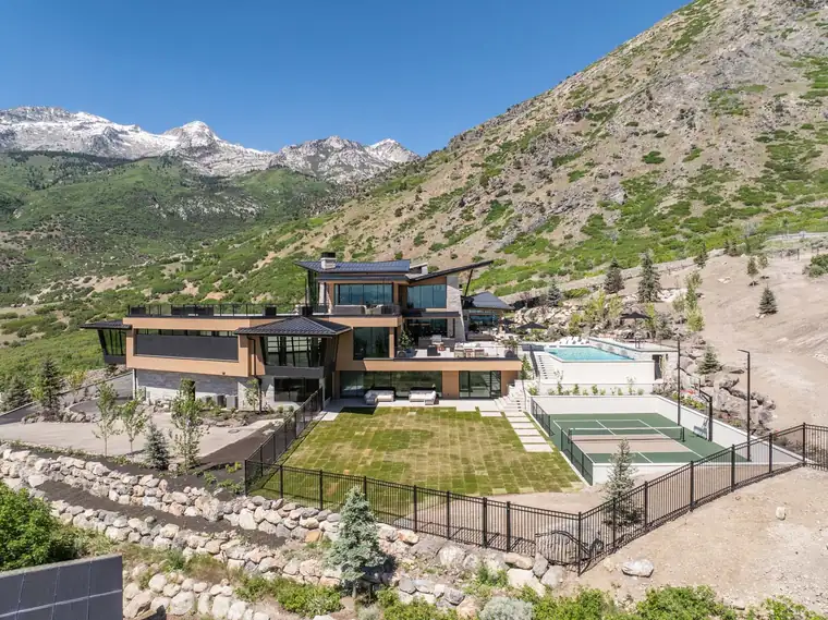 The Evergreen Summit by Raykon Construction